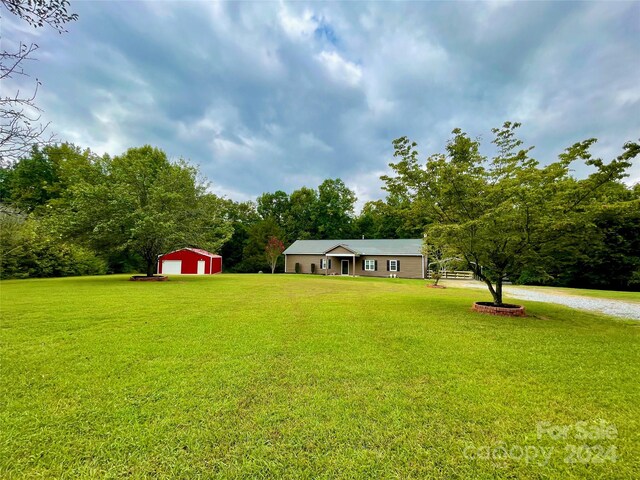 view of yard featuring an outbuilding