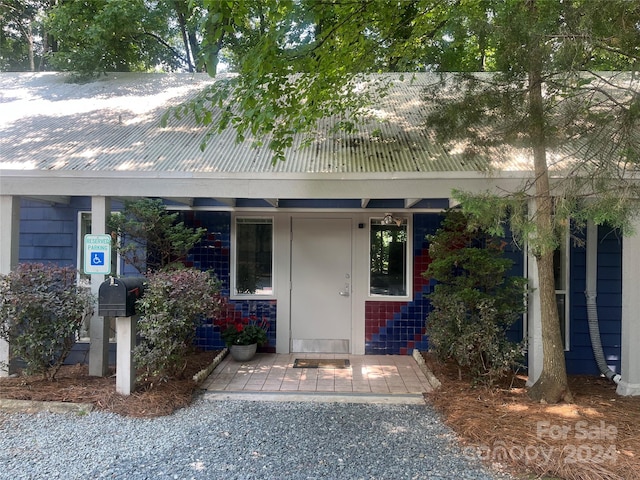 property entrance with covered porch