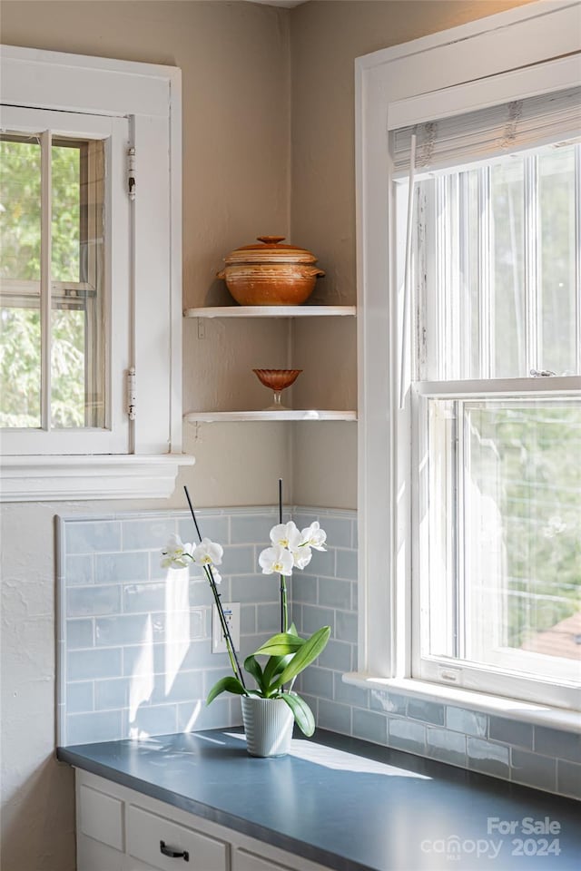 details featuring tasteful backsplash