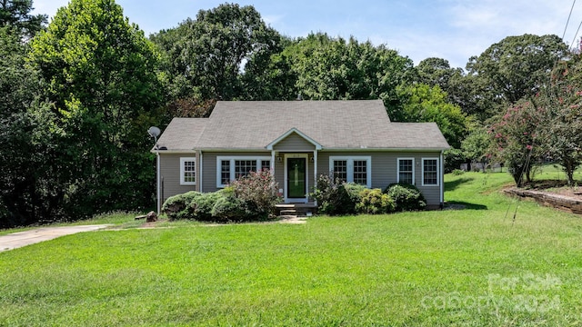 view of front of property with a front lawn