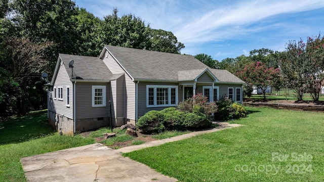 view of front of home with a front lawn