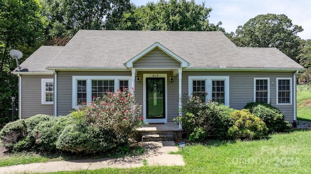 view of front facade featuring a front yard