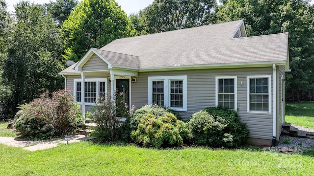 view of front facade with a front lawn