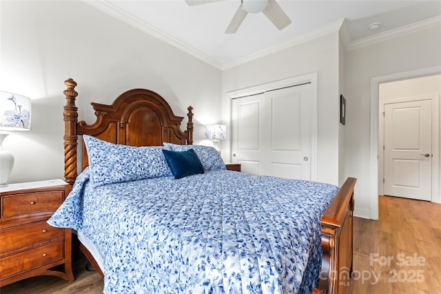 bedroom with ornamental molding, light hardwood / wood-style floors, a closet, and ceiling fan