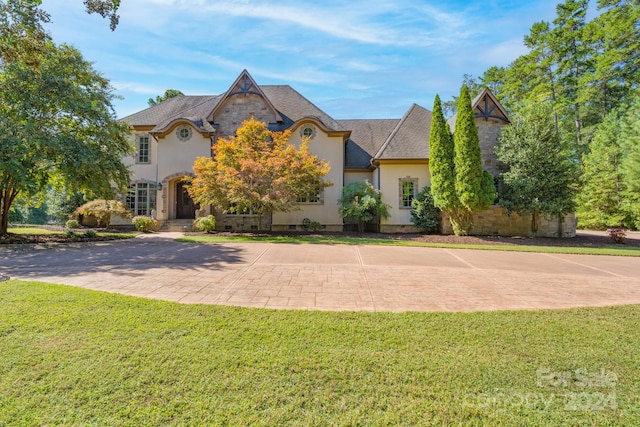 view of front of property featuring a front yard