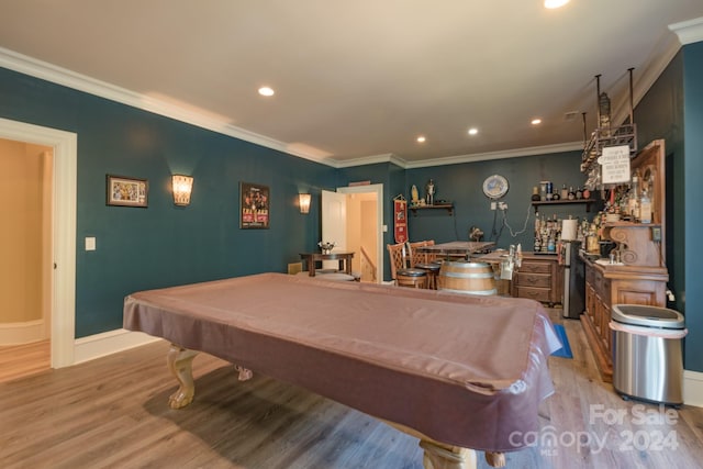 playroom featuring light hardwood / wood-style flooring, indoor bar, billiards, and crown molding