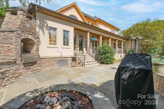 view of front of home featuring a patio