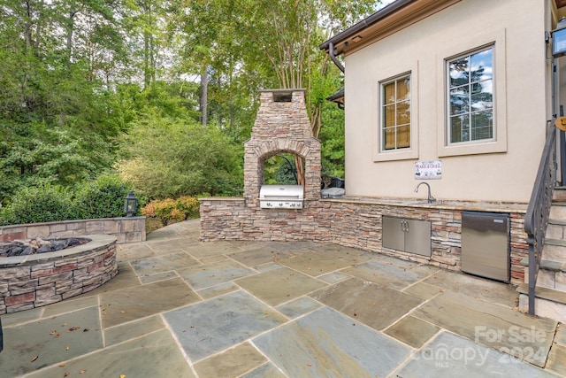 view of patio / terrace with area for grilling and grilling area