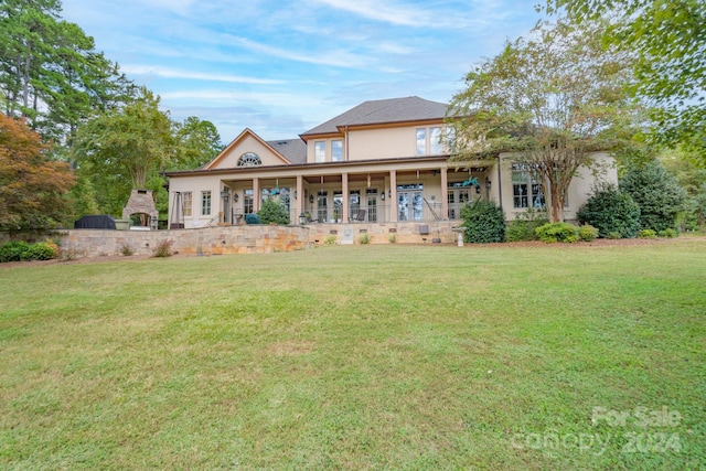 view of front of house featuring a front lawn