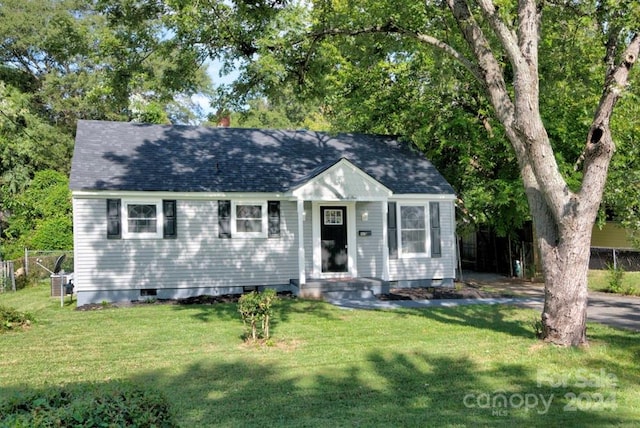 view of front of property featuring a front lawn