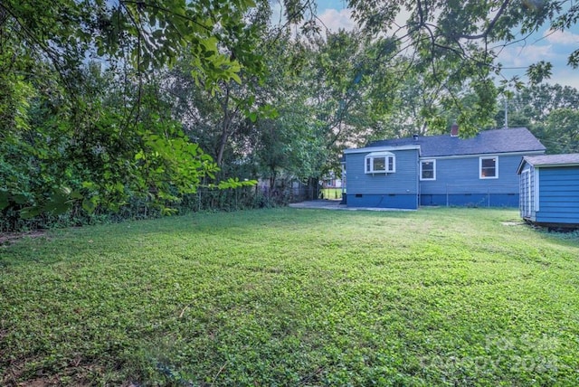 view of yard with a storage shed