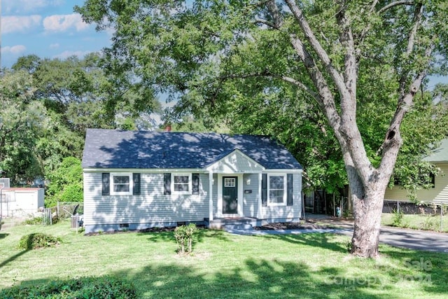 view of front of house featuring a front lawn