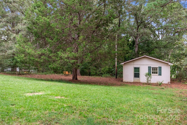 view of yard featuring an outdoor structure