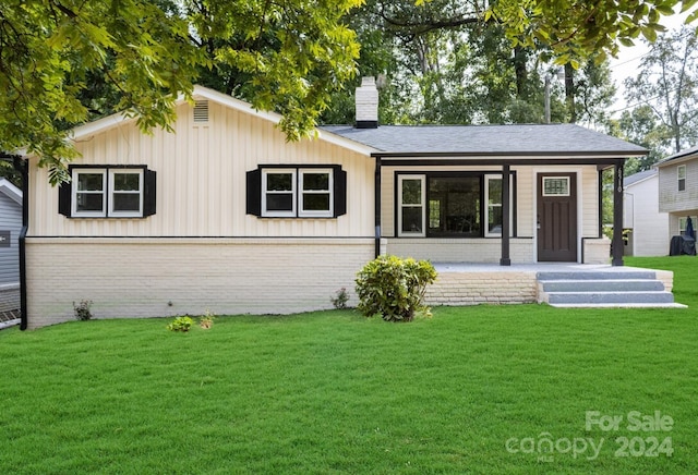 view of front of house with a front yard