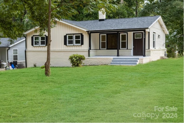 view of front of house featuring a front lawn