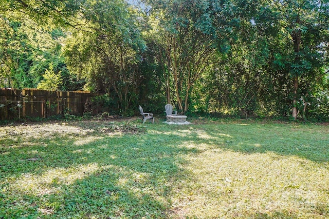 view of yard featuring a fire pit