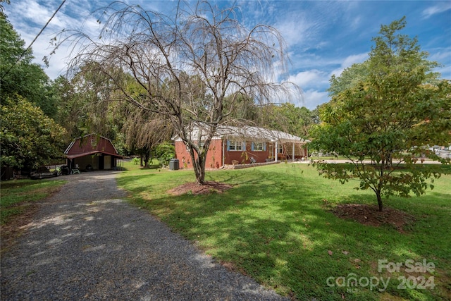 view of front of house with a front lawn