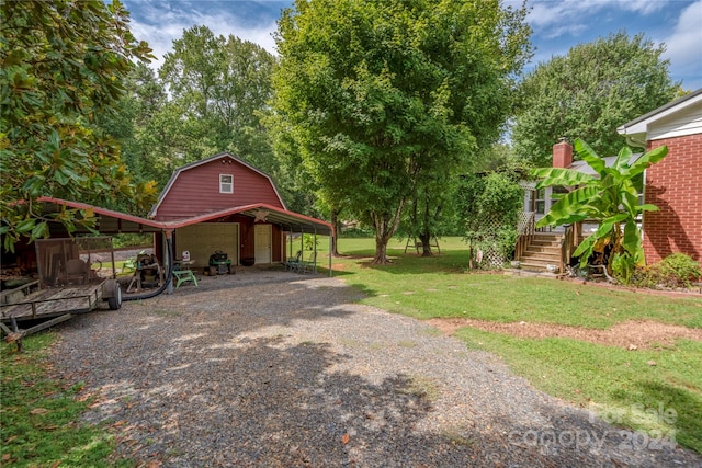 view of yard with an outdoor structure