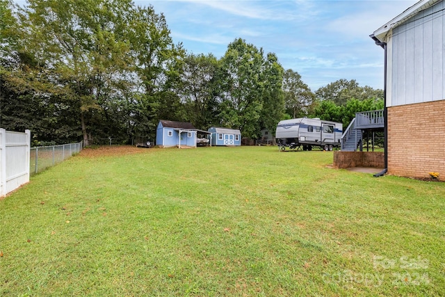 view of yard with a storage unit