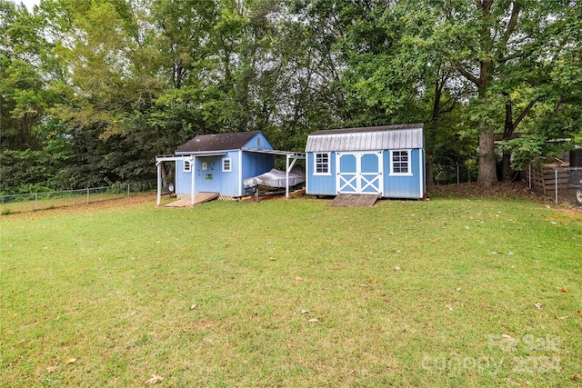 view of yard featuring a shed