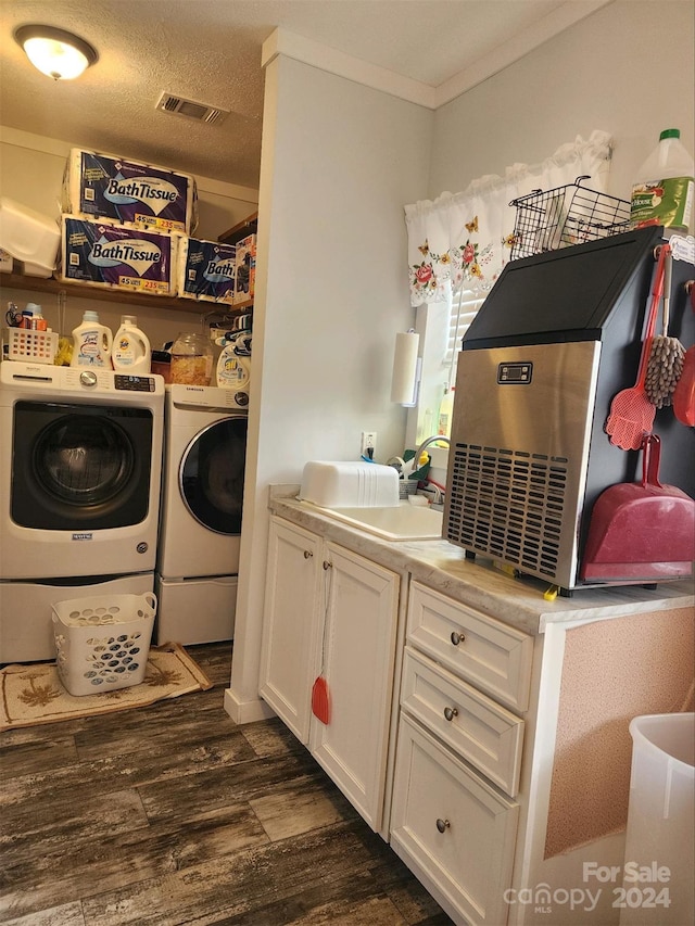 clothes washing area with dark hardwood / wood-style flooring, ornamental molding, a textured ceiling, sink, and independent washer and dryer