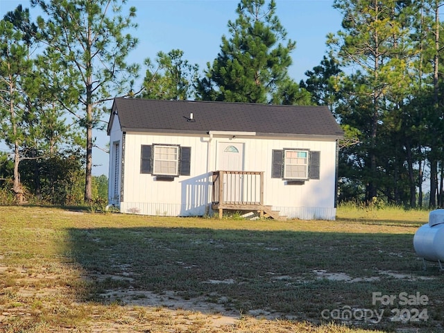 view of front of home featuring a front lawn