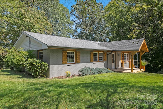 single story home with a front lawn