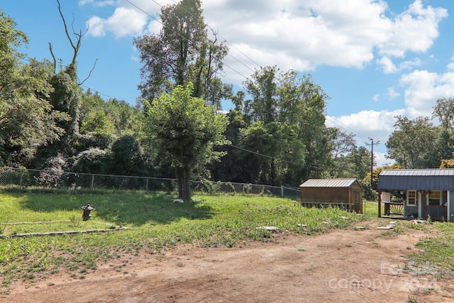 view of yard featuring a storage shed