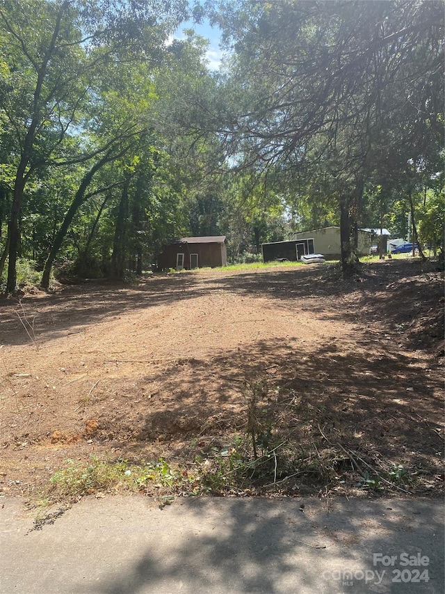 view of yard with an outbuilding