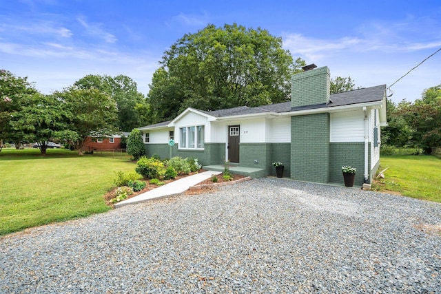 view of front of property with a front yard