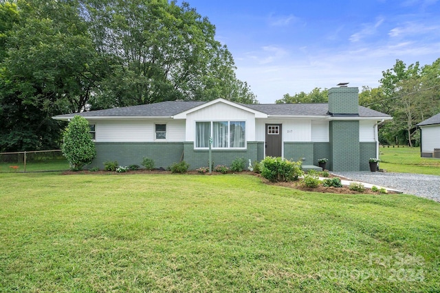 ranch-style home featuring a front lawn