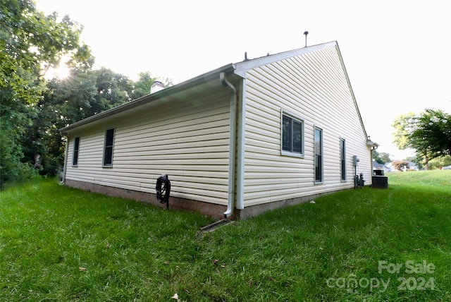 view of side of property featuring a lawn