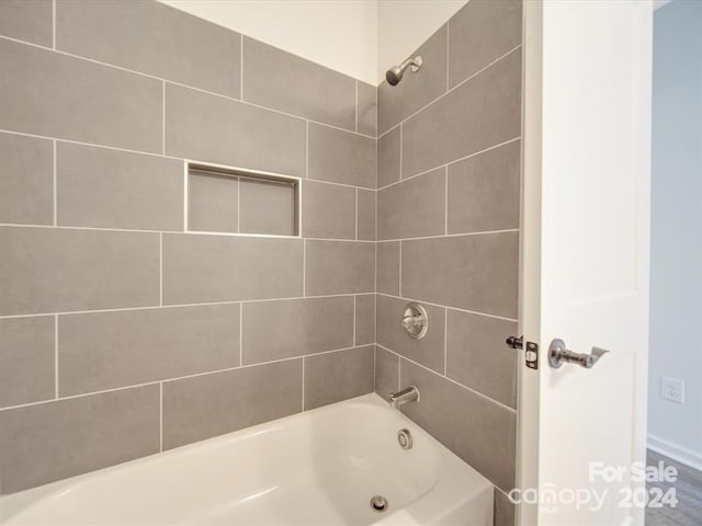 bathroom with tiled shower / bath