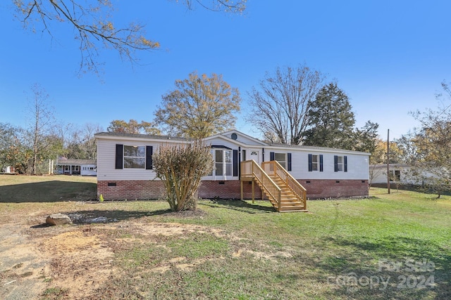 manufactured / mobile home featuring a front yard