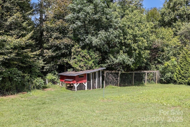 view of yard featuring an outdoor structure