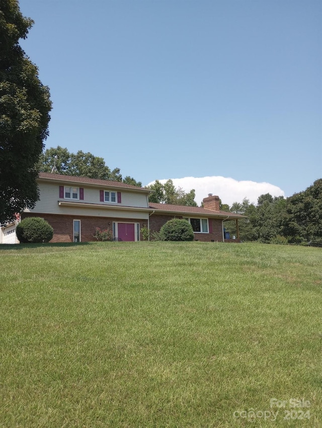 view of front of property featuring a front yard