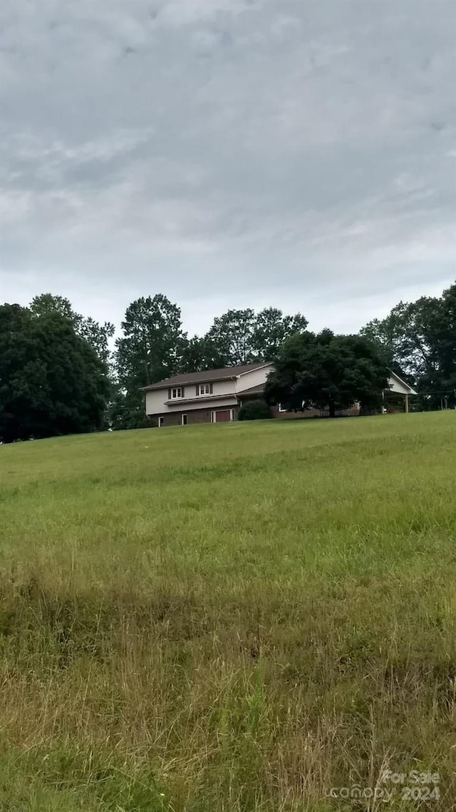 view of yard featuring a rural view