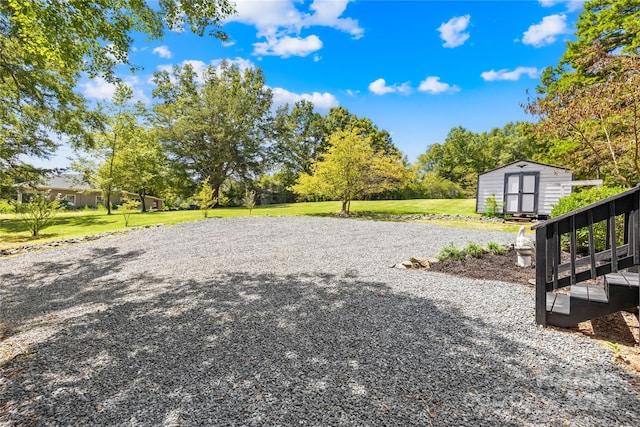 view of yard featuring a storage unit