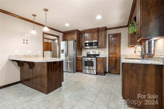 kitchen featuring sink, hanging light fixtures, stainless steel appliances, kitchen peninsula, and a breakfast bar area