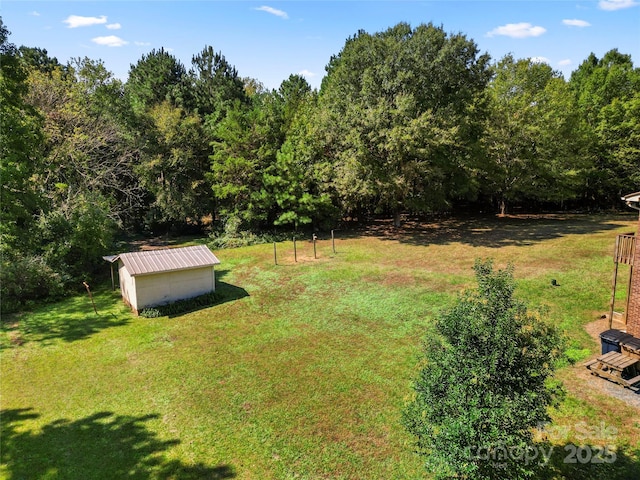 view of yard featuring an outbuilding and a storage shed