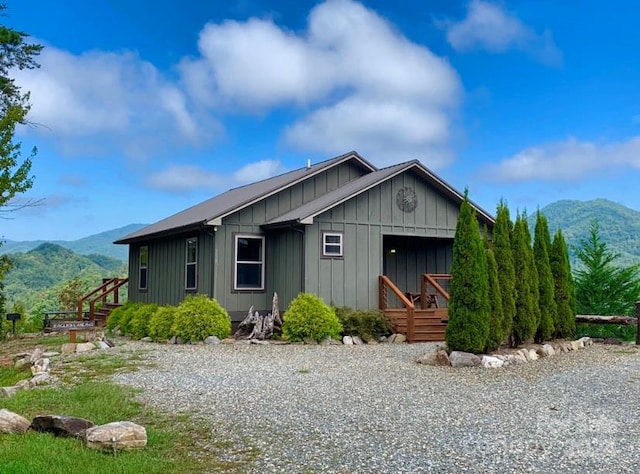 view of front of property featuring a mountain view