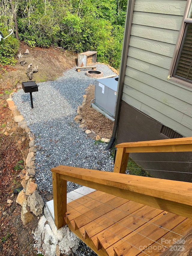 view of yard featuring a fire pit