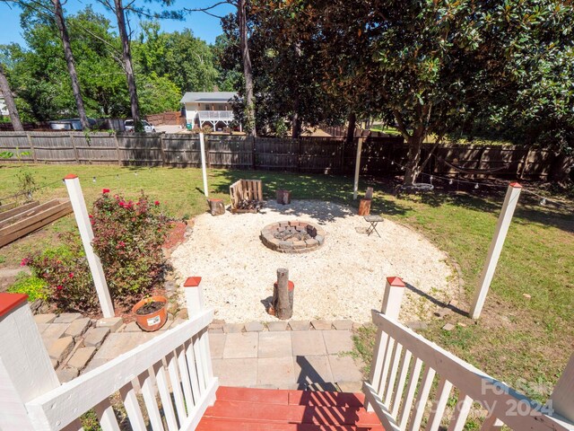 view of yard featuring a fire pit