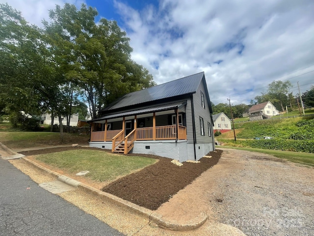 view of front of home featuring a porch and a front yard