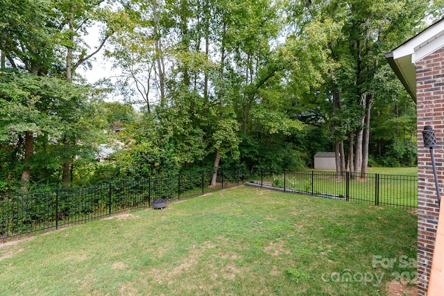 view of yard with a storage unit