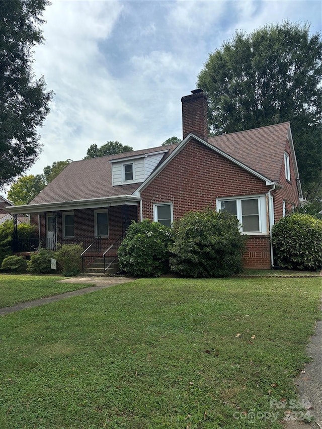 view of front of home with a front lawn