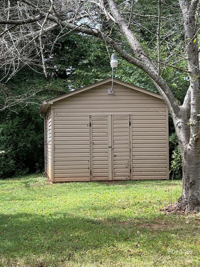 view of outdoor structure featuring a yard