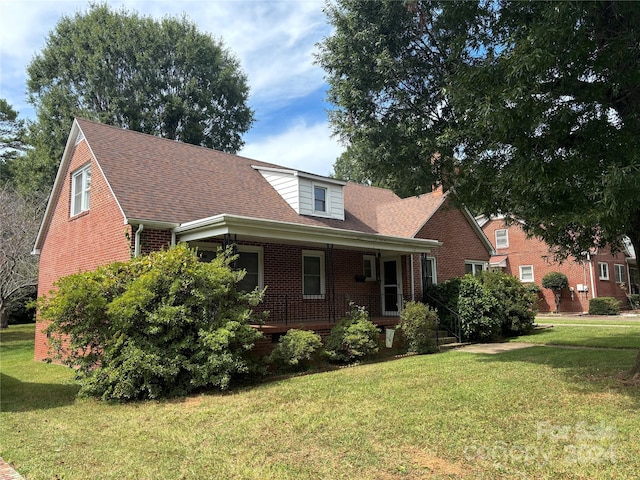 view of front of property featuring covered porch and a front yard