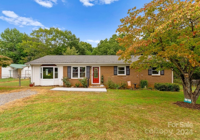 single story home with a front lawn