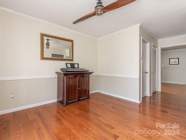 unfurnished room featuring light hardwood / wood-style floors, ceiling fan, and ornamental molding